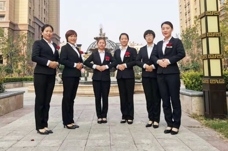 春都華府物業(yè)管理處客戶服務(wù)中心員工(圖) 春都華府物業(yè)管理處客戶服務(wù)中心員工(圖)