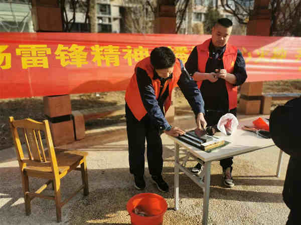 學雷鋒為業(yè)主免費磨菜刀