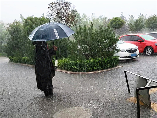 為防止出現(xiàn)事故，指揮過往車輛避讓下水口井蓋