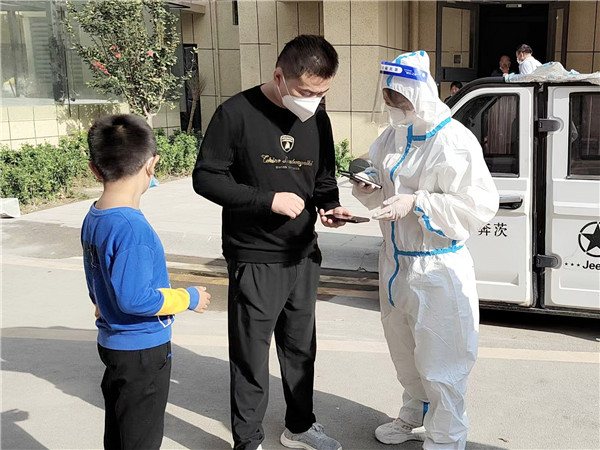 御和苑管理處疫情防控工作人員協(xié)助核酸檢測(cè) 御和苑管理處疫情防控工作人員協(xié)助核酸檢測(cè)